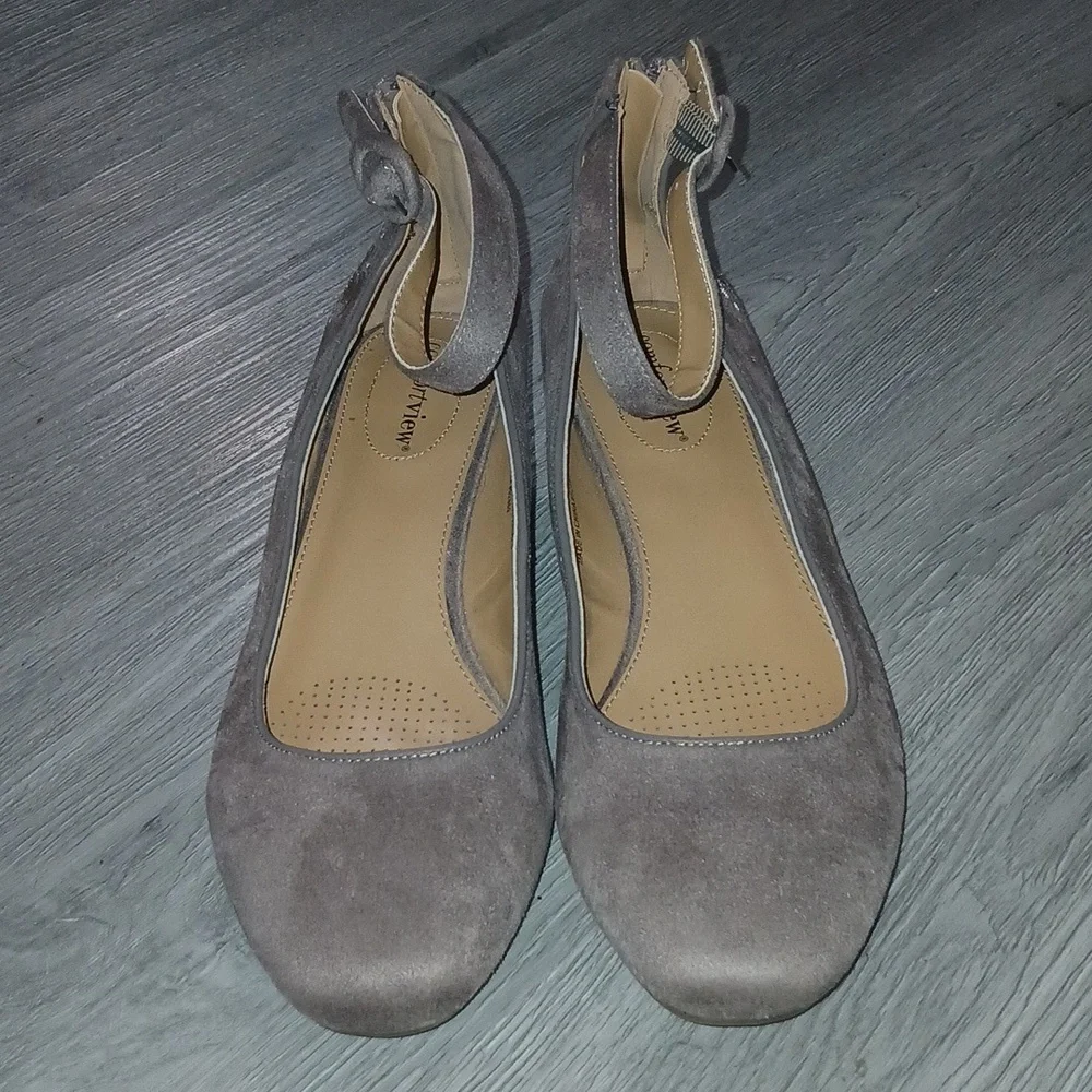 Comfortview Pixie tan ankle strap heels with embroidery on side Sz 10WW NWOT